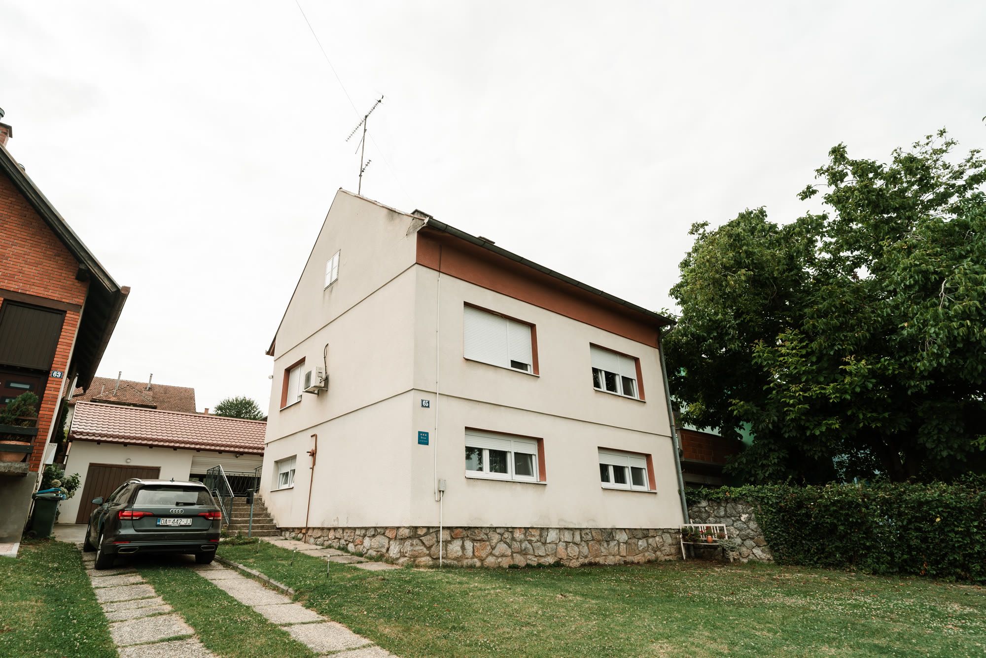 Kuća u kojoj je apartman, s parkingom u dvorištu